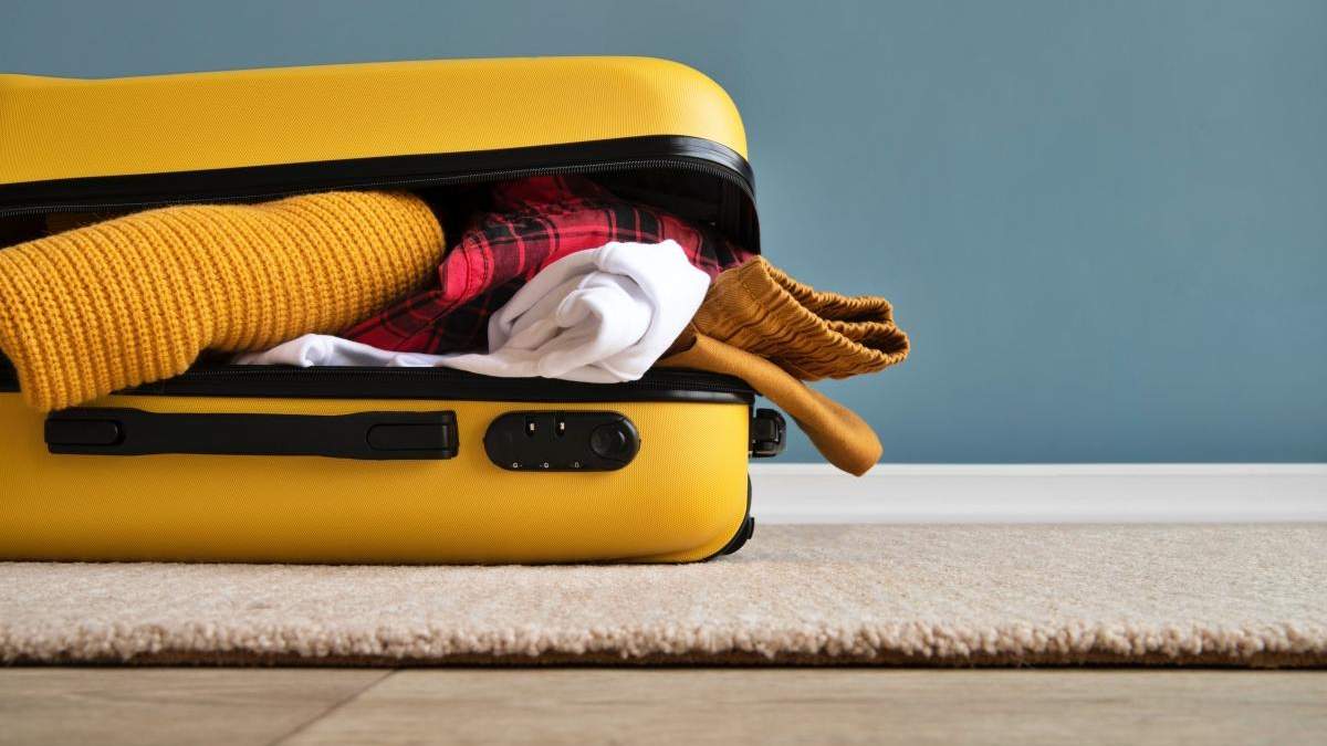 Сэкономит время и место: блогерка показала интересный способ сложить одежду в чемодан - Отпуск
