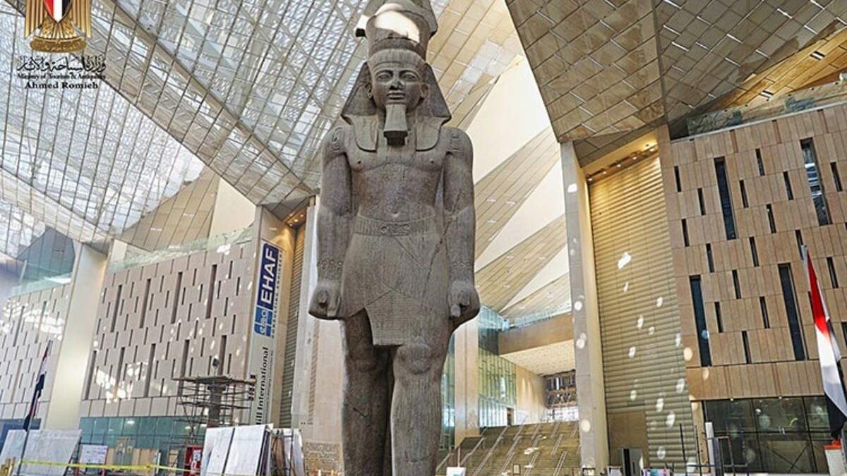 Статуя Тутанхамона в холле нового музея