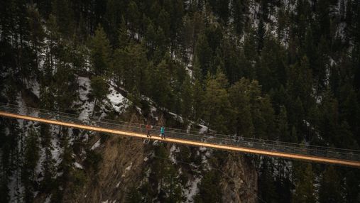 Вид приголомшує: у горах Канади відкриють підвісний міст на висоті 130 метрів – відео