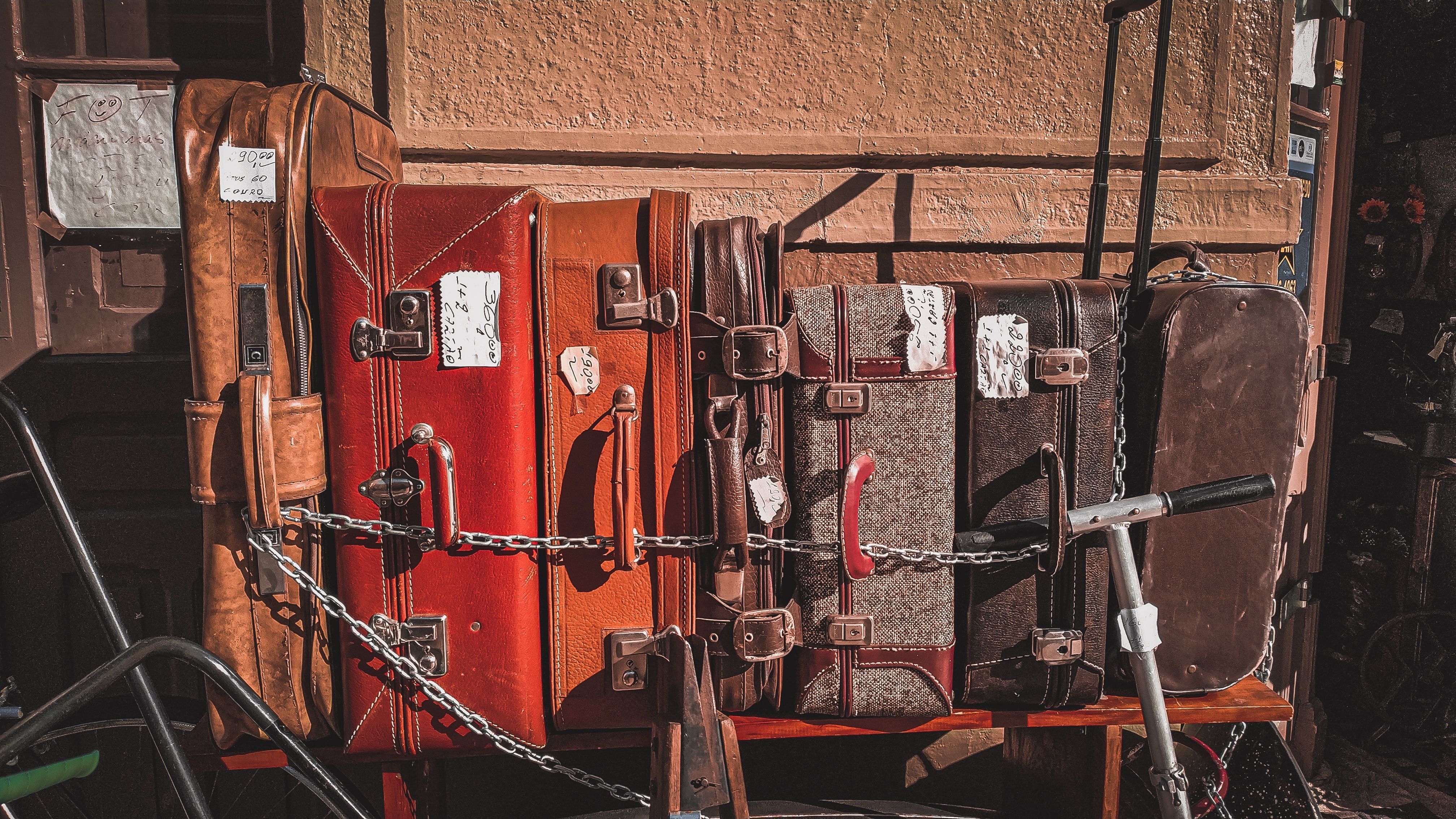 Коли ніхто не бачить: блогер показав, як насправді валізи туристів вантажать у літак - Відпустка Коли ніхто не бачить: блогер показав, як насправді валізи туристів вантажать у літак - Відпустка