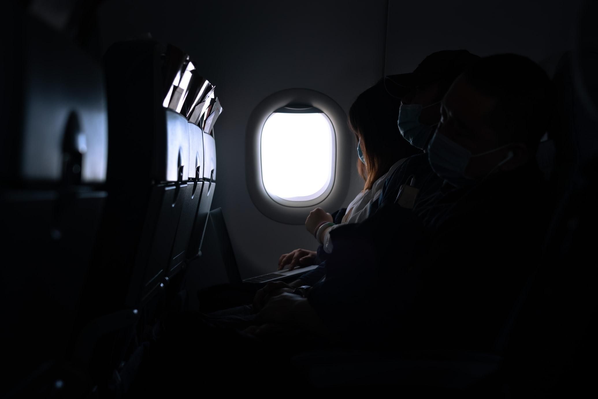 Не пить алкоголь и взять домашние тапочки: советы, как хорошо выспаться в самолете - Отпуск