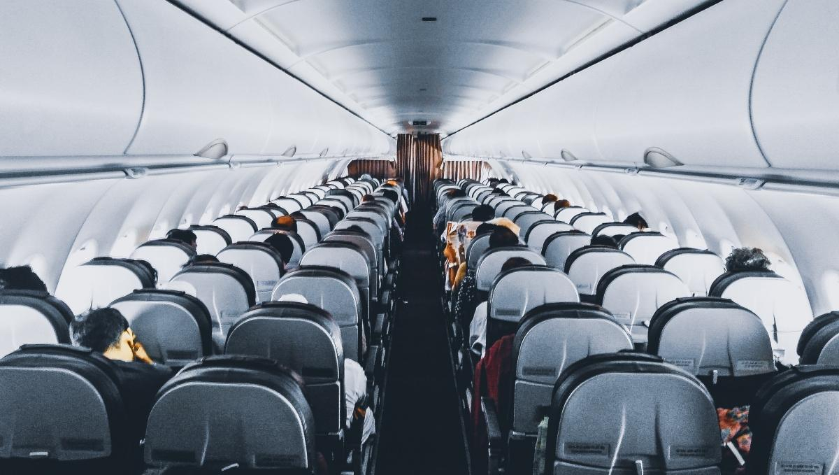Яких місць у літаку варто уникати, щоб не замерзнути: досвід стюардеси - Відпустка