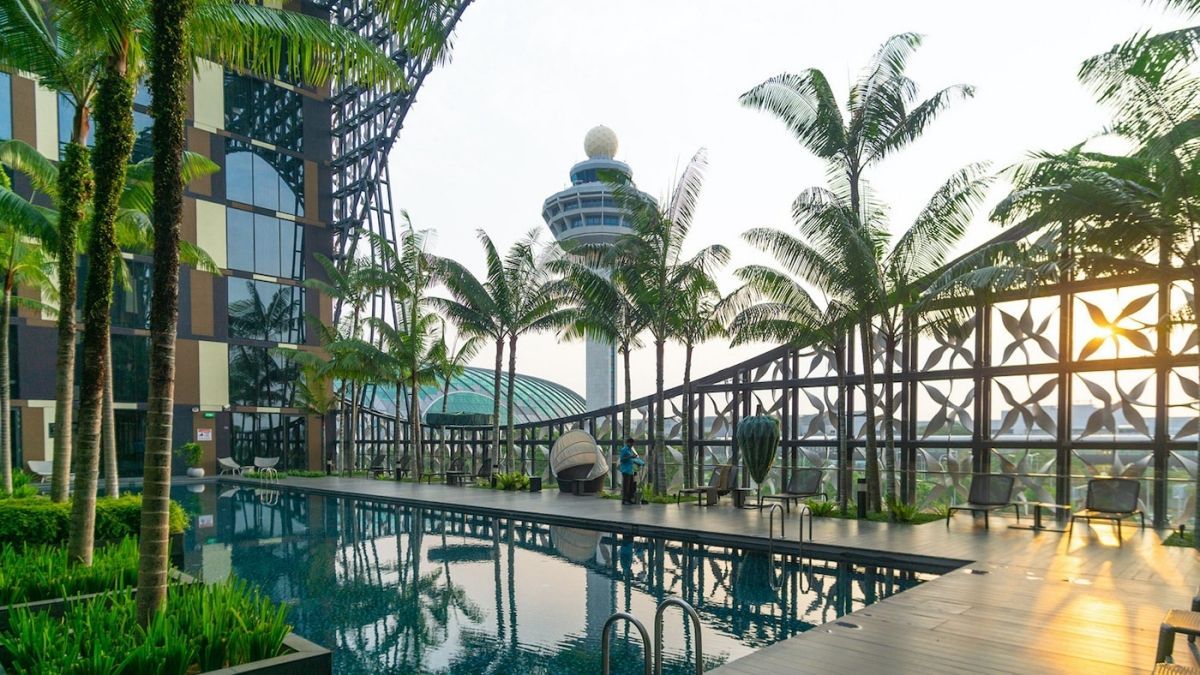 Тропічний сад та ночівля на борту літака: найцікавіші готелі в аеропортах світу - Відпустка