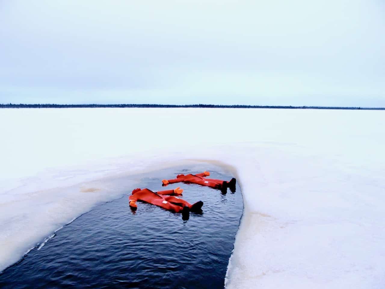 Лежат в ледяной воде: как развлекаются туристы за Полярным кругом - Отпуск