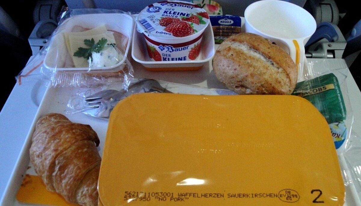 Чому їжа в літаках завжди здається несмачною: цікаве пояснення - Відпустка