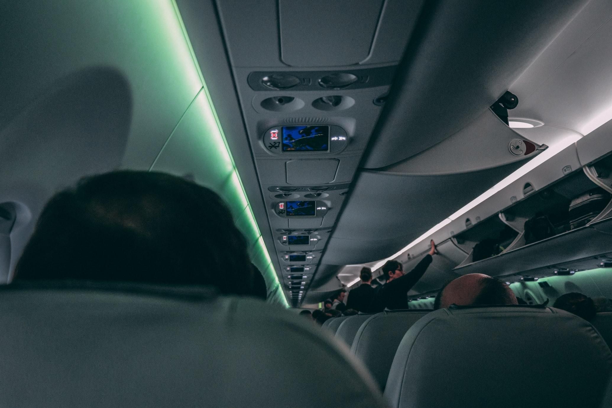Ніколи не ставте багаж позаду себе в літаку: чому це може бути небезпечно - Відпустка