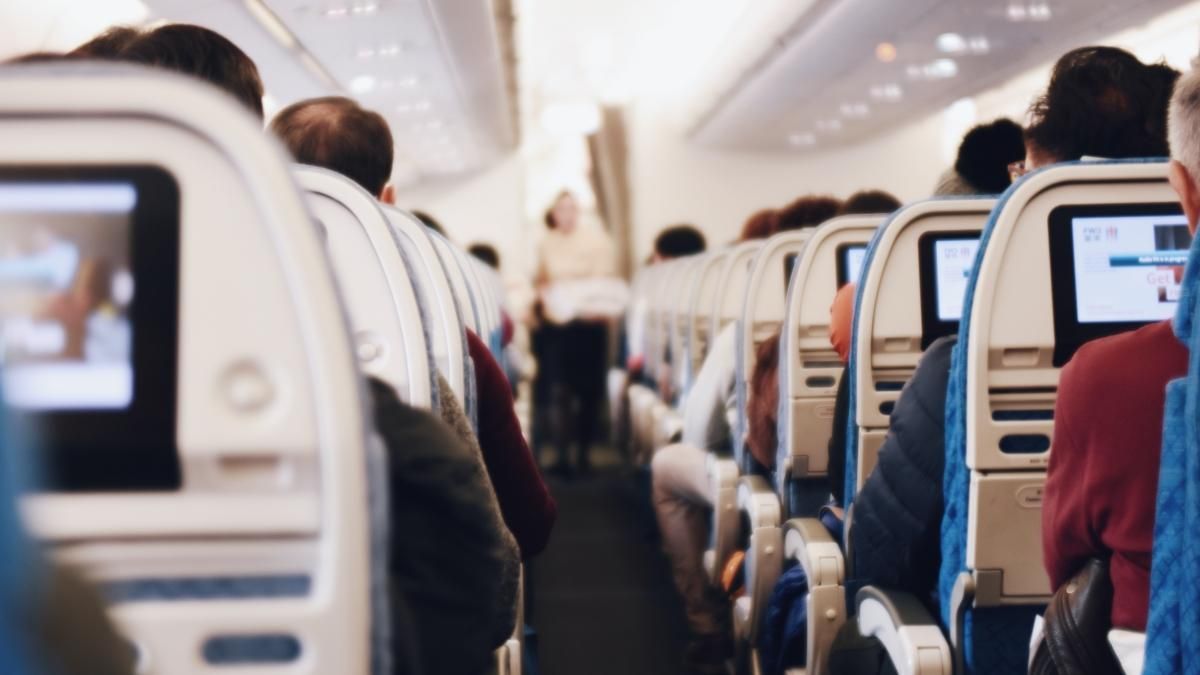 Бессмысленные вопросы и опасные шутки: что нельзя говорить бортпроводникам в самолете - Отпуск