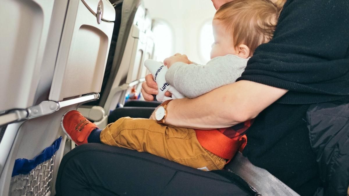 Чи безпечно тримати дитину на руках під час польоту: пояснення експертів - Відпустка
