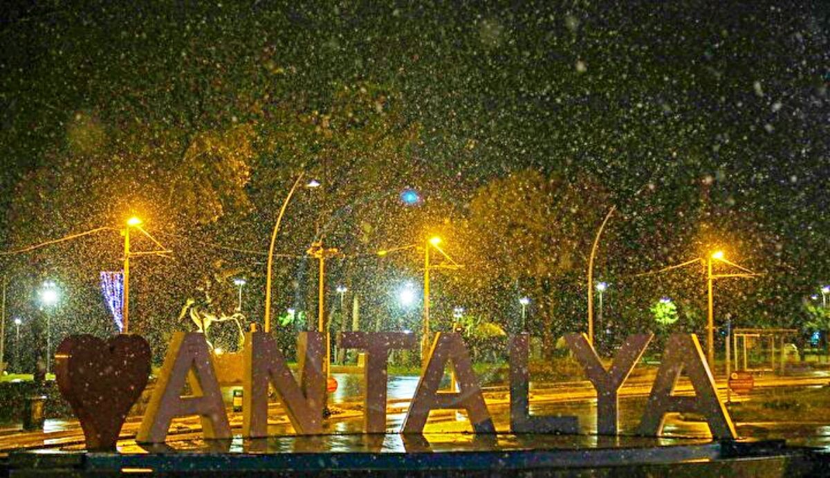 В курортной Анталье выпал самый сильный снег за последние 29 лет: атмосферные фото - Отпуск В курортной Анталье выпал самый сильный снег за последние 29 лет: атмосферные фото - Отпуск
