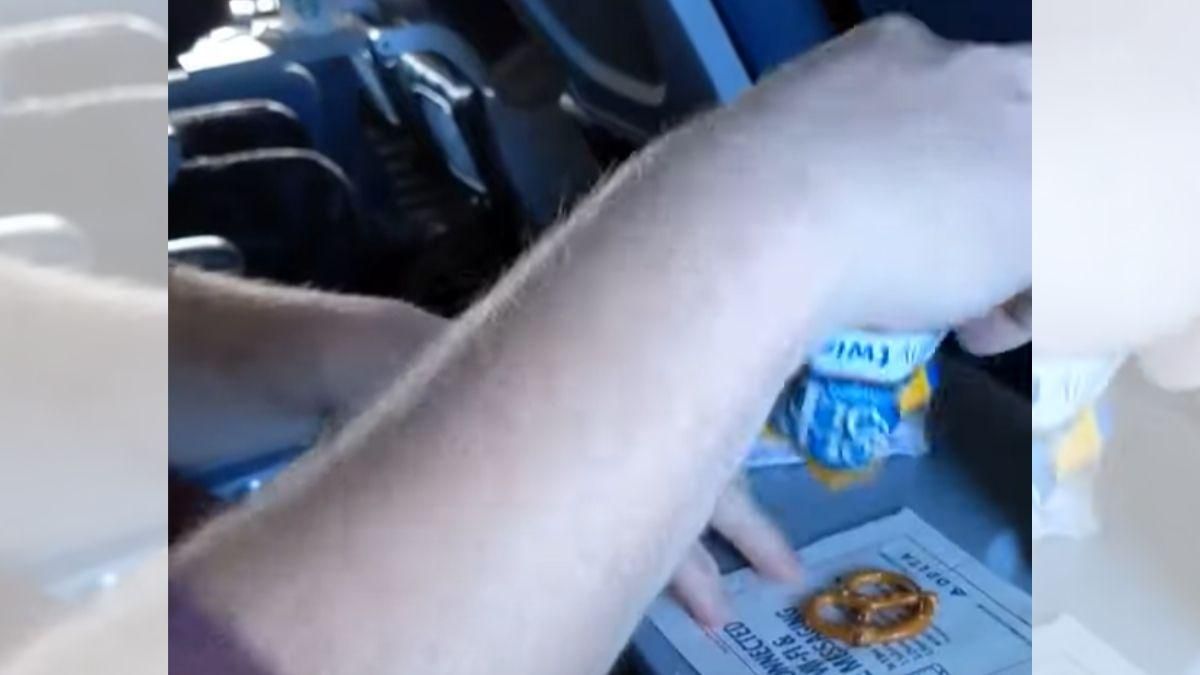 Їжа економ-класу: американцю в літаку дісталася крихітна порція, що насмішила мережу - Відпустка Їжа економ-класу: американцю в літаку дісталася крихітна порція, що насмішила мережу - Відпустка