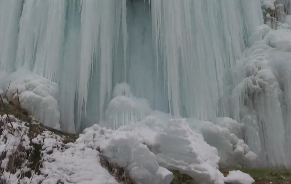 Сотні блакитних бурульок: в Румунії замерз термальний водоспад – вражаючі фото - Відпустка