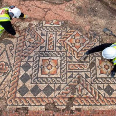 Прямо в центре города: в Лондоне нашли самую большую римскую мозаику за последние 50 лет